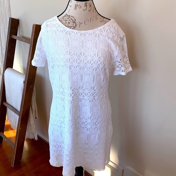 Lulus white mini shift dress in white lace. Size measures small. EUC - Picture 1 of 4